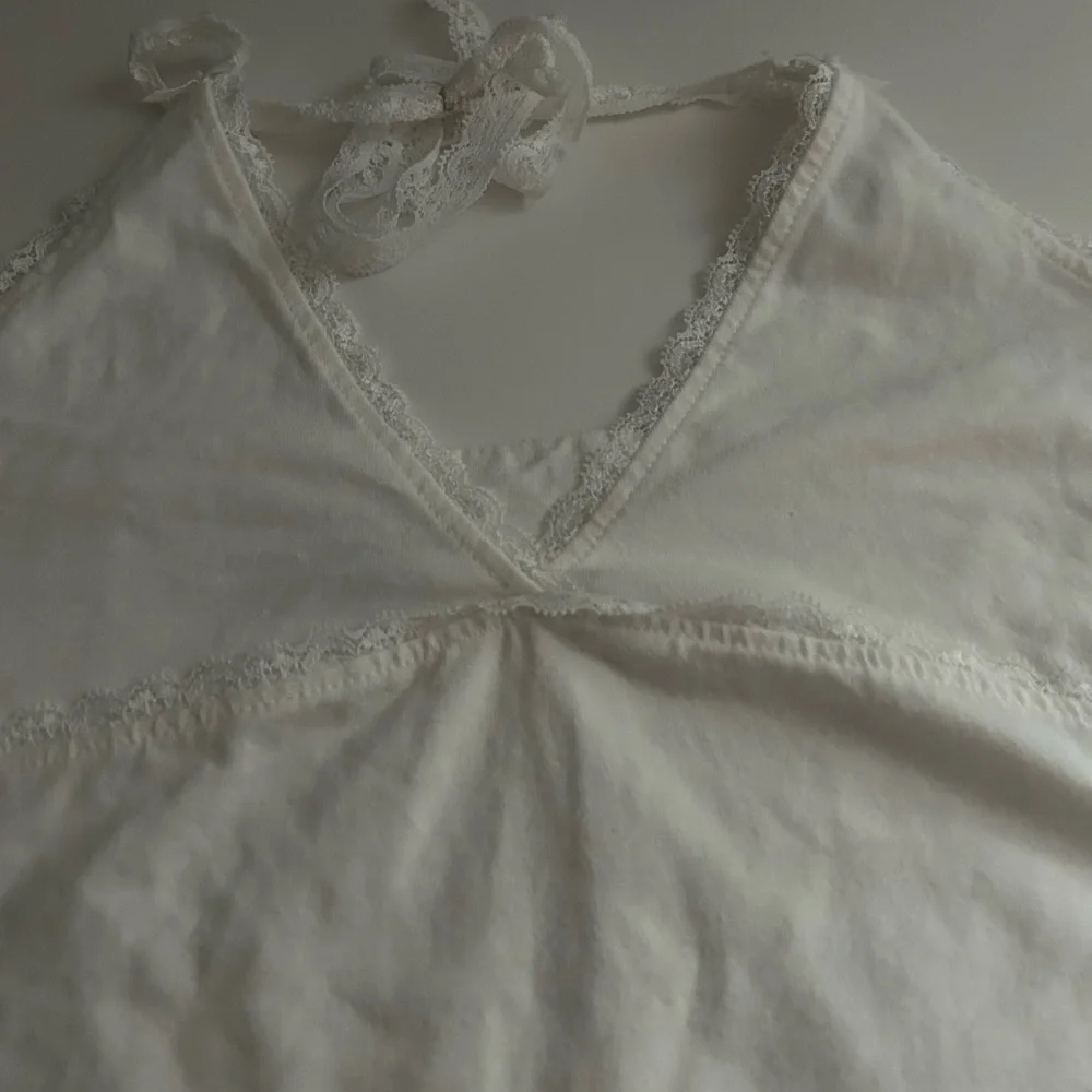 Brandy Melville White Lace-Trim Halter Cotton Cami Top - Picture 5 of 6